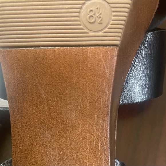 Universal Thread Black and Brown Platform Sandals with Crisscross Straps - Picture 2 of 11